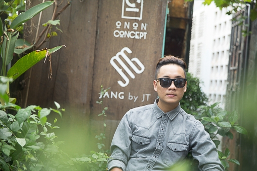 
	
	Justatee sinh năm 1991 là một ca sĩ tài năng, trưởng thành từ cộng đồng underground của Hà Nội. Anh bắt đầu sự nghiệp từ năm 2004 và đến nay đã có 10 năm hoạt động trong lĩnh vực sáng tác, ca hát và sản xuất. - Tin sao Viet - Tin tuc sao Viet - Scandal sao Viet - Tin tuc cua Sao - Tin cua Sao